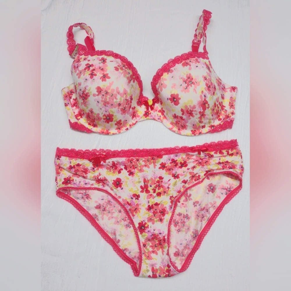 VS cotton bra & panty set. 36C red and yellow flowers, lace trim. Full panty Med